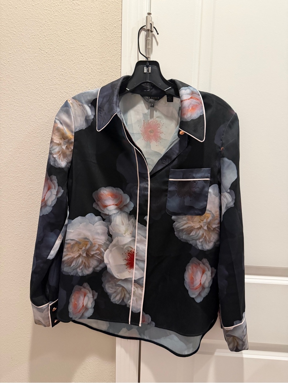 Ted Baker Size 1 Black Floral Button-Up Blouse